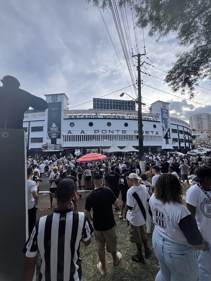 Vale assistir um jogo da Ponte Preta com o noivo
